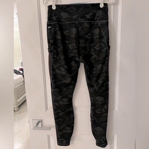 Power hold by Fabletics, gray camouflage
